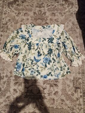 Square-Neck Floral Blouse in Cream and Blue